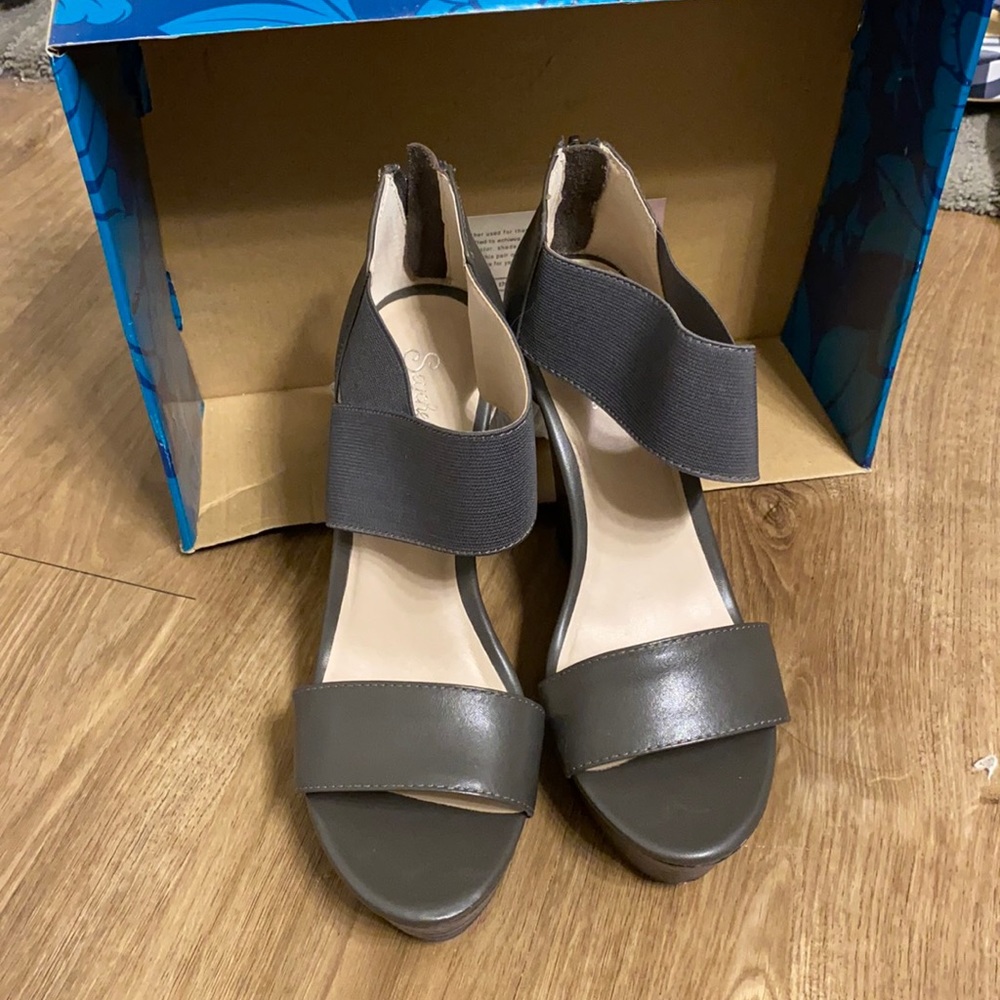 Sechelles grey wedges